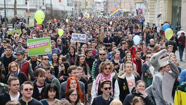 Etwa 1500 linke Demonstranten marschierten gestern durch Graz. (Bild: Jürgen Radspieler)