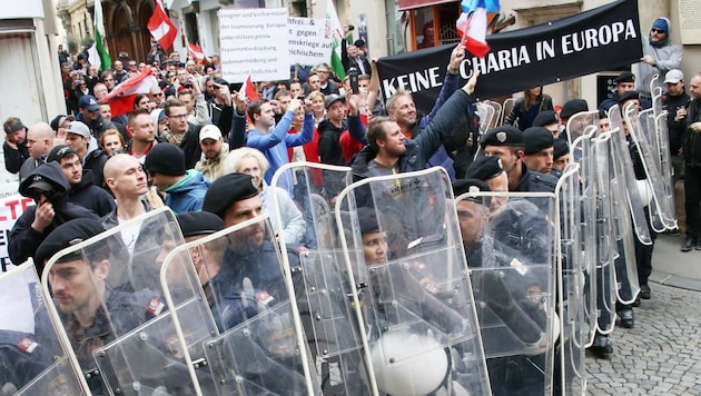 Polizisten mussten die ca. 150 Pegida-Demonstranten abschirmen. (Bild: Jürgen Radspieler)