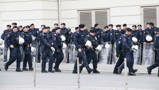 300 Polizisten waren gestern in Graz im Einsatz, um die Demonstranten voneinander fern zu halten. (Bild: Jürgen Radspieler)