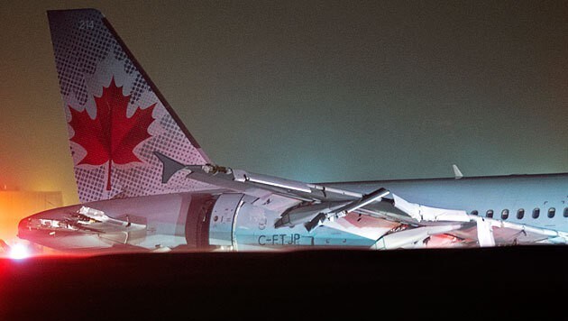 Der Airbus der Air Canada neben der Landebahn (Bild: AP)