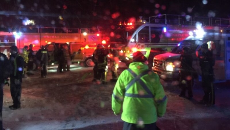 Rettungskräfte am Flughafen Halifax (Bild: AP/Mike Magnus)