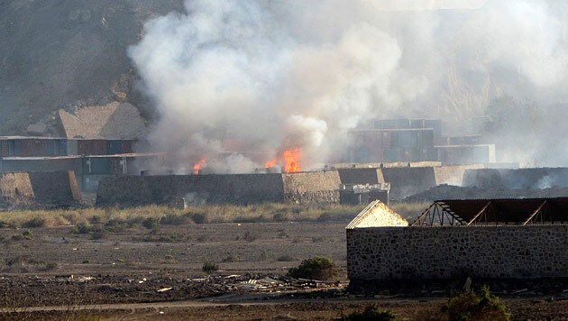 Ein brennendes Waffendepot im Jemen (Bild: AP/Yassir Hassan (Symbolbild))