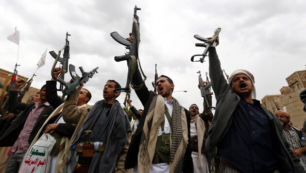 Die vom Iran unterstützten Houthi-Rebellen im Jemen (Bild: APA/EPA/YAHYA ARHAB)