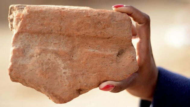 Fragment einer Wanne aus Steingut, in der Bier gebraut wurde, und... (Bild: Israel Antiquities Authority)