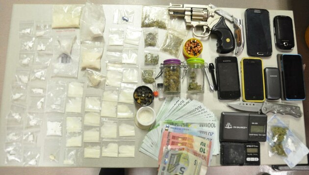 Drogenpäckchen, ein Revolver, Messer und etliche Handys wurden sichergestellt. (Bild: APA/POLIZEI)