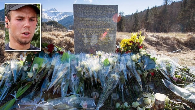 Andreas Lubitz; Blumen vor einer Gedenktafel für die Opfer im Ort Le Vernet nahe der Absturzstelle (Bild: APA/EPA/PETER KNEFFEL, AP)