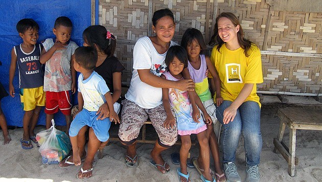 Susanne Chylik hilft den Taifun-Opfern auf den Philippinen, neue Häuser zu bauen. (Bild: Hilfswerk Austria)
