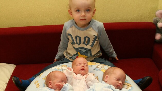 Stolz präsentierte sich der damals zweijährige Jonas als großer Bruder mit seinen 3 Geschwistern. (Bild: Markus Wenzel)