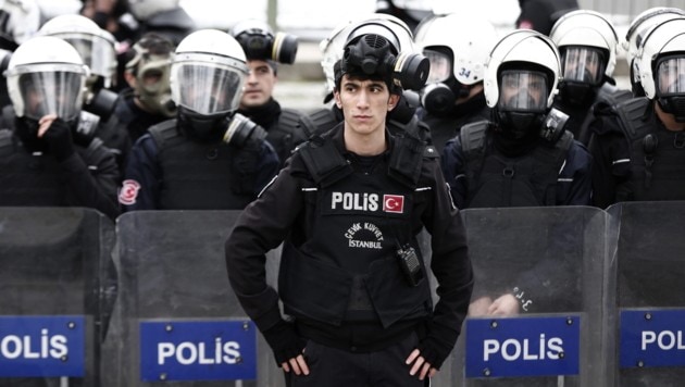 Die Machtbefugnisse der türkischen Polizei werden massiv ausgeweitet. (Bild: APA/EPA/SEDAT SUNA)
