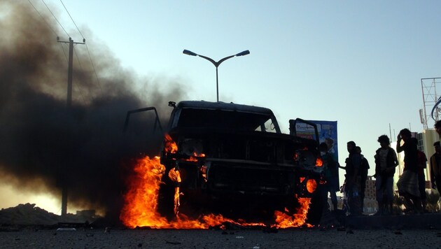 Ein brennendes Fahrzeug der Houthi-Rebellen (Bild: EPA/STRINGER)