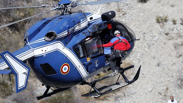 Ein Hubschrauber der französischen Gendarmerie über der Absturzstelle (Bild: APA/EPA/Sebastien Nogier)