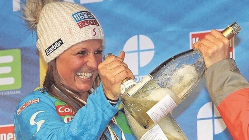 Schampus für Gold und Ausdauer: Claudia Riegler wurde heuer Snowboard-Weltmeisterin. (Bild: Sepp Pail)