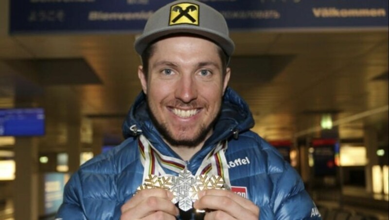 Marcel Hirscher zeigt stolz seine Medaillen von der WM in Beaver Creek. (Bild: Andreas Tröster)