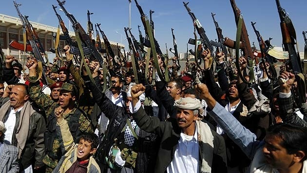 Houthi-Rebellen 2015 bei einer Kundgebung im Jemen (Bild: APA/EPA/YAHYA ARHAB)