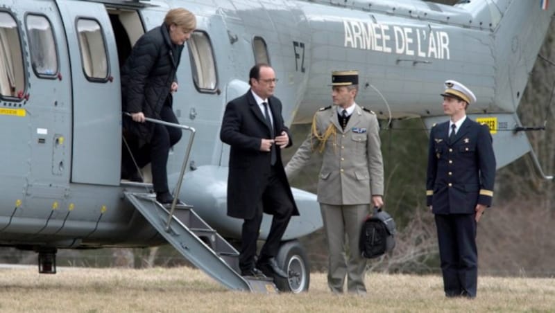 Merkel und Hollande bei der Ankunft per Hubschrauber (Bild: EPA)