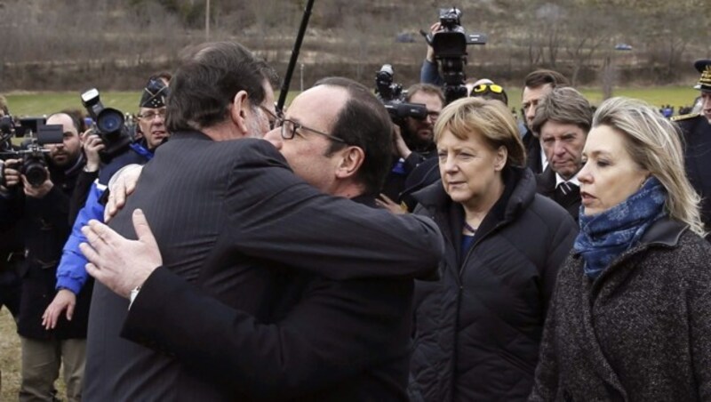 Emotionales Aufeinandertreffen von Hollande Merkel und Rajoy in den französischen Alpen (Bild: APA/EPA/DIEGO CRESPO/SPANISH GOVT./HANDOUT)