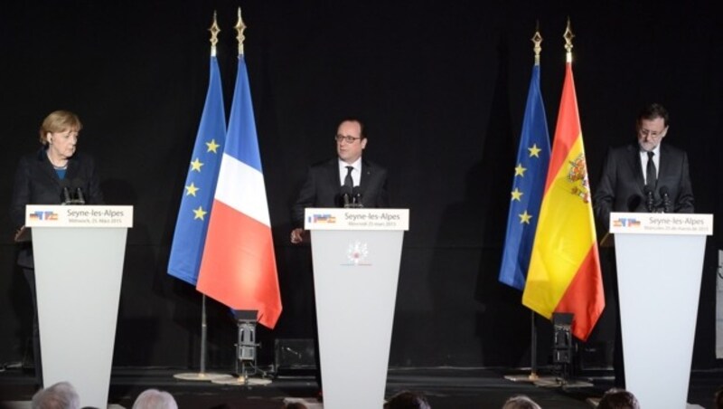 Merkel, Hollande und Rajoy bei der gemeinsamen Pressekonferenz (Bild: AFP)