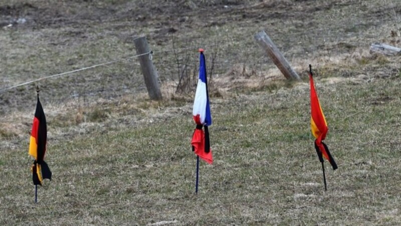 Deutsche, französische und spanische Flaggen in der Nähe des Absturzorts (Bild: AFP)