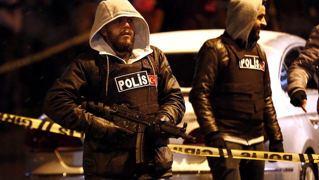 Türkische Polizisten nach einem Selbstmordattentat im Jänner in Istanbul (Bild: APA/EPA/SEDAT SUNA)