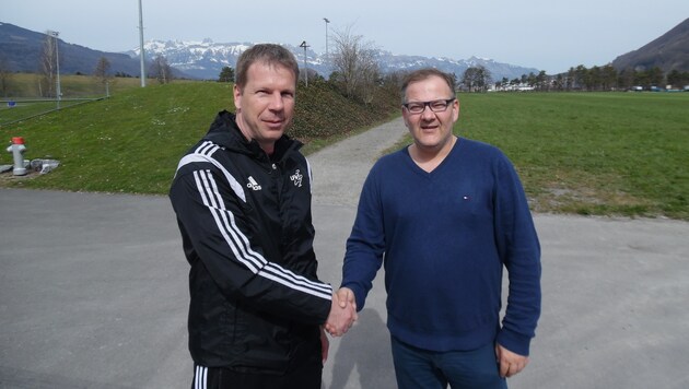 Liechtenstein-Teamchef Rene Pauritsch mit Krone-Reporter Peter Klöbl (Bild: Peter Klöbl)