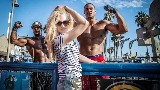 Larissa Marolt posiert mit zwei Bodybuildern am Venice Beach. (Bild: RTL/Frank Fastner)