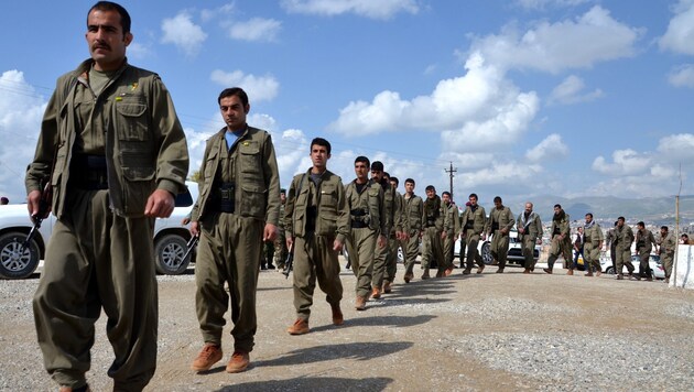 PKK-Mitglieder kämpfen an der Seite kurdischer Peschmerga gegen die IS-Dschihadisten. (Bild: APA/EPA/STR)