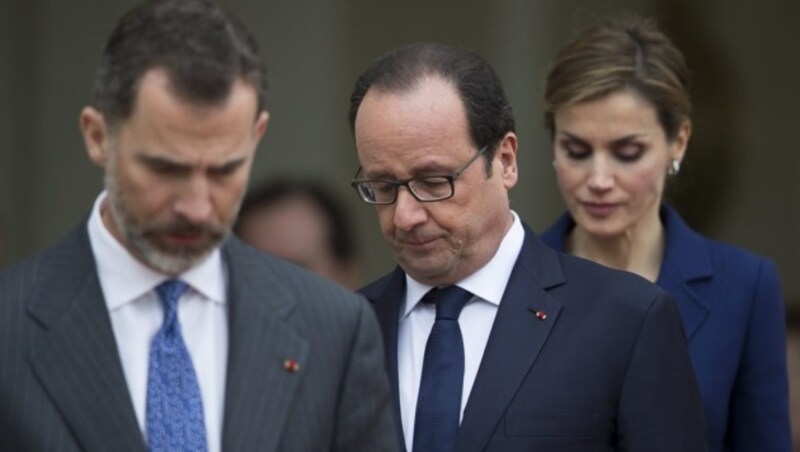 Frankreichs Premier Holland (Mitte) mit Spaniens Königspaar (Bild: APA/EPA/IAN LANGSDON)