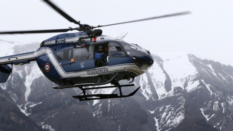 Ein Helikopter der französischen Gendarmerie (Bild: APA/EPA/SEBASTIEN NOGIER)