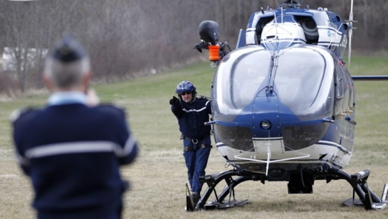 Mit dem Hubschrauber werden Ermittler und Rettungsteams zum Absturzort geflogen. (Bild: APA/EPA/SEBASTIEN NOGIER)