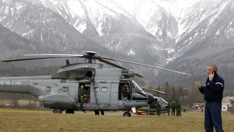 Auch das französische Militär ist mit Hubschraubern am Unglücksort. (Bild: APA/EPA/SEBASTIEN NOGIER)