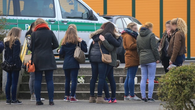 Schock in Haltern: 16 Schüler aus dem Ort starben beim Absturz des Germanwings-Jets in Frankreich. (Bild: EPA/MARCEL KUSCH)