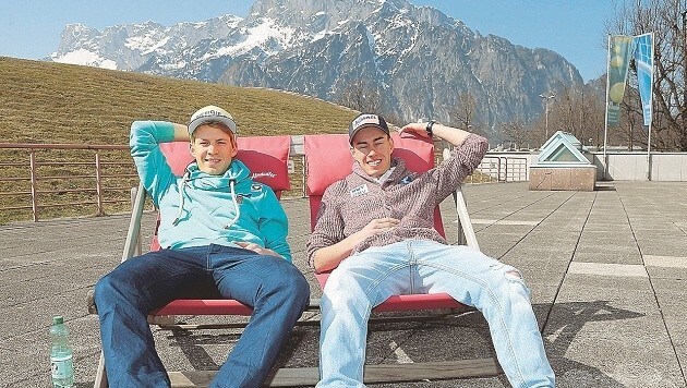 Österreichs Superadler Michael Hayböck (links) und Stefan Kraft beim Sonnenbad im Stützpunkt Rif (Bild: Andreas Tröster)