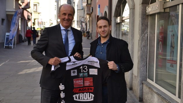 Peter Erler, Direktor von Hauptsponsor Sparkasse Schwaz, begrüßte Raúl Alonso als neuen Trainer. (Bild: Handball Tirol)
