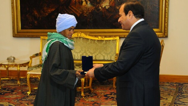 Abu Dauuh mit Präsident Abdel Fattah al-Sisi bei der feierlichen Zeremonie (Bild: AFP)