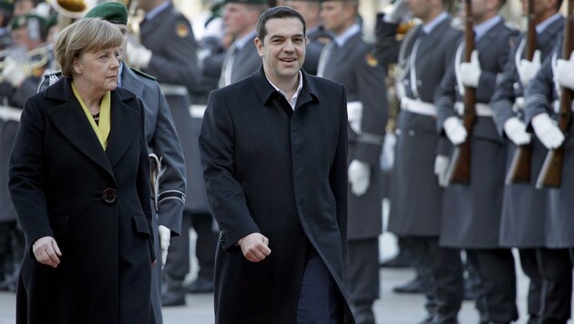 Empfang mit militärischen Ehren gegrüßt: Premier Tsipras und Kanzlerin Merkel (Bild: AP)