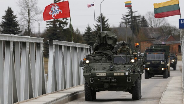 US-Einheiten auf dem Weg durch Litauen (Bild: AP)
