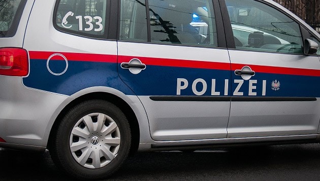 Nachdem die 14-Jährige ihre Mutter mit dem Messer bedroht hatte, wurde sie von der Polizei vorläufig festgenommen. (Bild: Andreas Graf (Symbolbild))