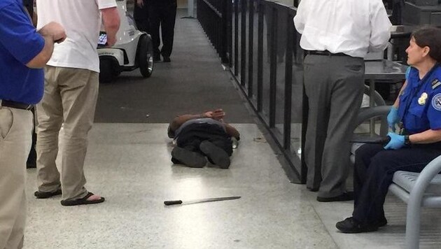 Foto eines Augenzeugen zeigt den auf dem Boden liegenden Angreifer und seine Machete. (Bild: Twitter.com/Rebecca Slomski)