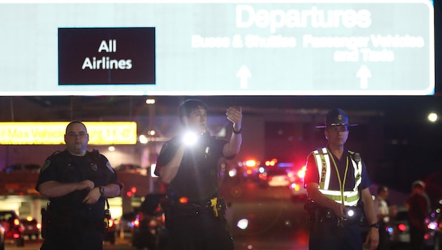 Polizisten riegelten nach dem Angriff das Flughafenareal großflächig ab. (Bild: AP)