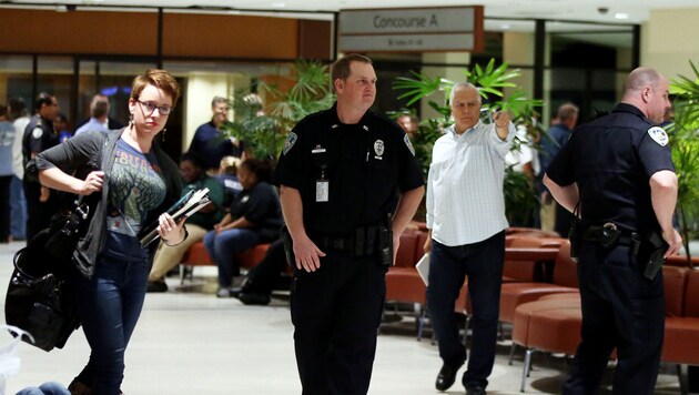 Polizisten bewachen nach dem Angriff den Eingangsbereich zum Terminal. (Bild: AP)
