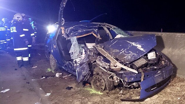Der Wagen wurde beim Unfall völlig zerstört. Der Lenker starb, die beiden Mitfahrer wurden verletzt. (Bild: APA/FOTOKERSCHI.AT/BERTHOLD)