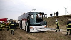 13 Menschen wurden bei dem Unfall verletzt, der Bus schwer beschädigt. (Bild: APA/CHRISTIAN BRUNA)