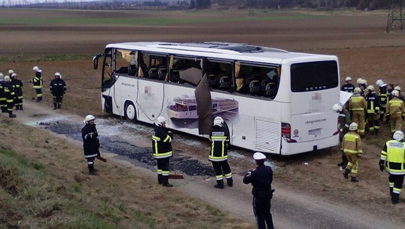 Per Kran wurde der umgestürzte Reisebus wieder auf die Räder gestellt. (Bild: Einsatzdoku.at)