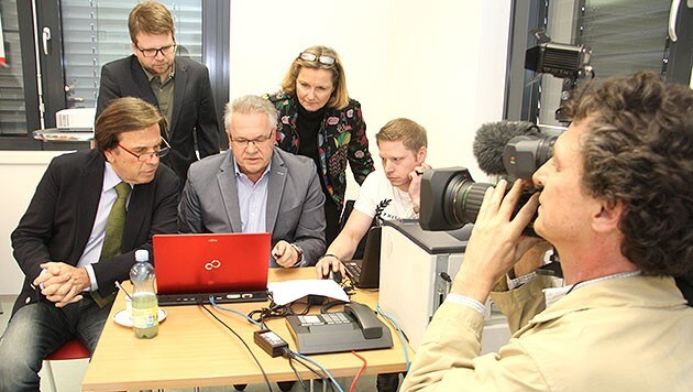 Wahltag in der Steiermark: SPÖ-Landeshauptmann Franz Voves (links) und sein Team (Bild: Christian Jauschowetz)