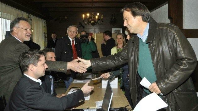 Landeshauptman Franz Voves bei seiner Stimmabgabe in Vasoldsberg bei Graz (Bild: APA/Elmar Gubisch)