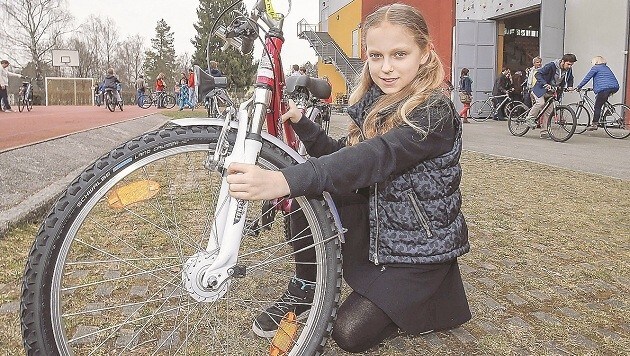 Natalia freut sich über ein neues Rad. Ihr Altes ist zu klein, macht nun ein anderes Kind glücklich. (Bild: Markus TSchepp)