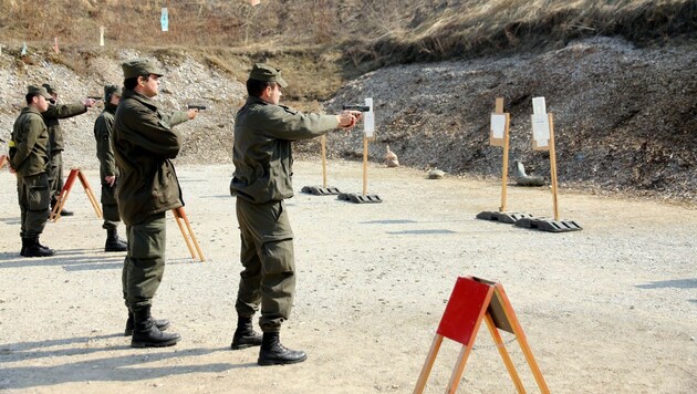 Scharfschießen mit der Pistole P80 (Bild: Militärkommando Kärnten)