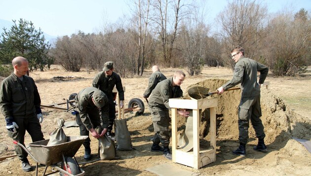 Voller Körpereinsatz: Befüllen der Sandsäcke (Bild: Militärkommando Kärnten)