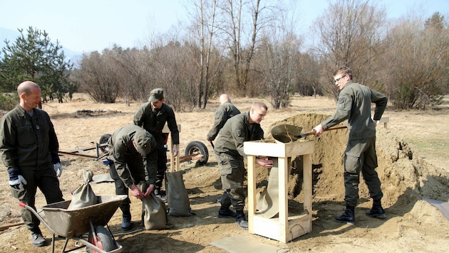 Voller Körpereinsatz: Befüllen der Sandsäcke (Bild: Militärkommando Kärnten)