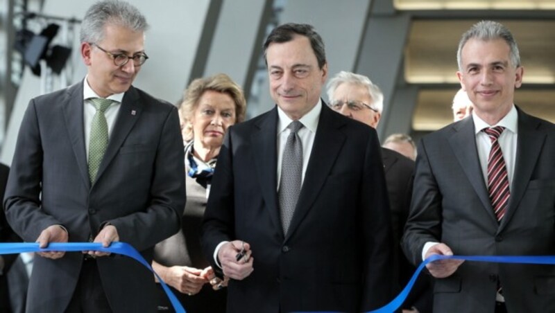 EZB-Chef Mario Draghi bei der Eröffnung der neuen Zentrale (Bild: APA/EPA/FRANK RUMPENHORST)